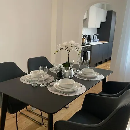 Centrally Located In City Of Lincoln Idas Place - Two Bedrooms Each With A Kingsize Bed Exterior photo