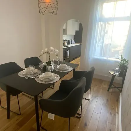 Centrally Located In City Of Lincoln Idas Place - Two Bedrooms Each With A Kingsize Bed Exterior photo