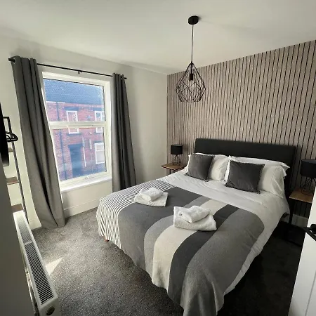 Centrally Located In City Of Lincoln Idas Place - Two Bedrooms Each With A Kingsize Bed Exterior photo