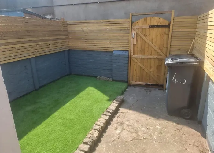 Centrally Located In City Of Lincoln Idas Place - Two Bedrooms Each With A Kingsize Bed