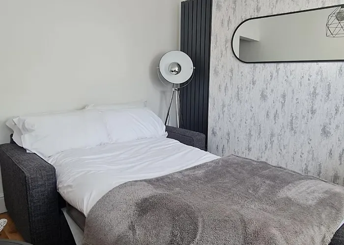 Centrally Located In City Of Lincoln Idas Place - Two Bedrooms Each With A Kingsize Bed